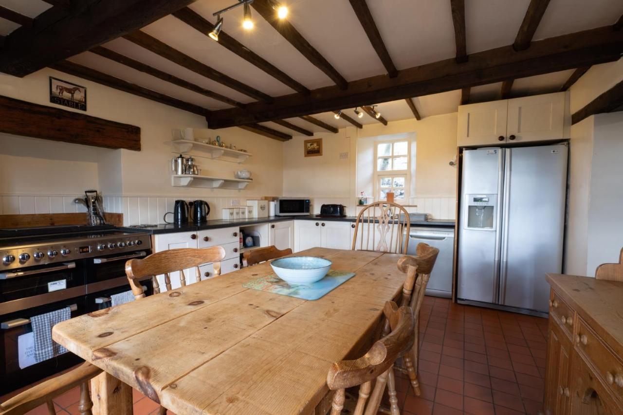 Hulmes Vale House - Sleeps 14 - Peak District Villa Бъкстън Екстериор снимка